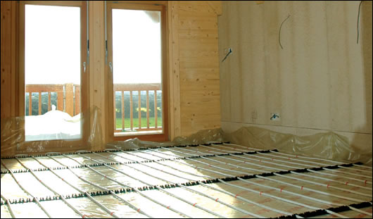 The pipes are covered with a 50 mm gypsum screed which strikes a balance between heat retention and quick response