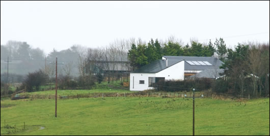 The house consists of two cranked mono-pitch buildings