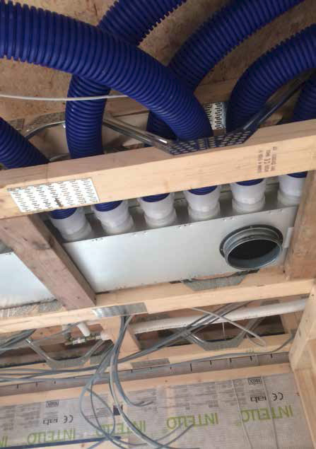 The distribution manifold gather the tubes with supply and extract air and carry the air to and from the ventilation unit