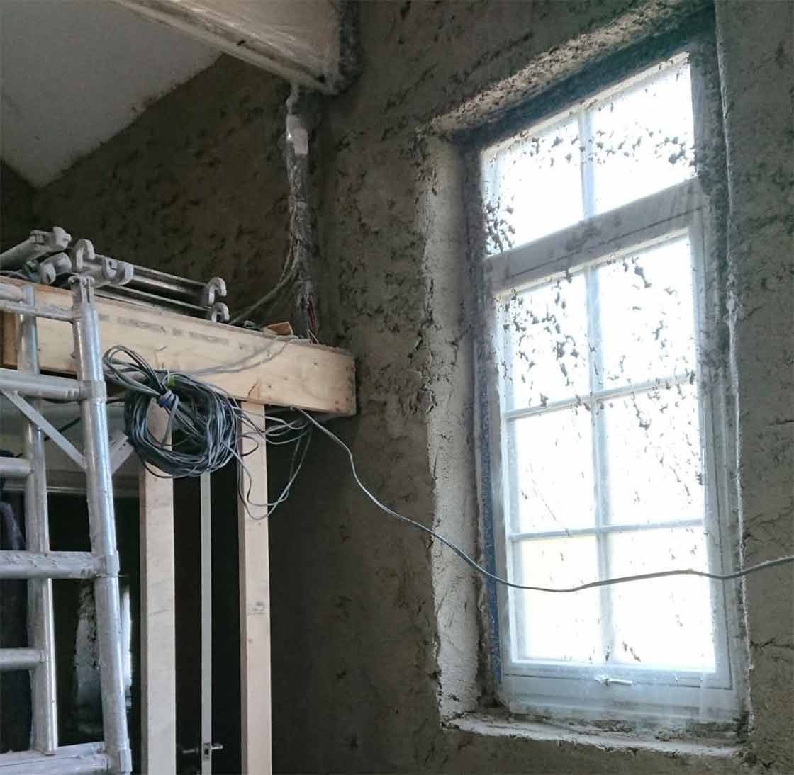 Hurst peeled the walls back to the brick, and installed a Diathonite insulating lime plaster, which combines airtightness and breathability.