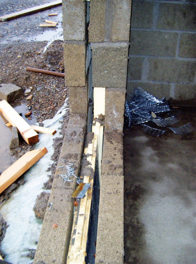 Very bad practice in terms of how to close a cavity, respectively using blockwork and an SIG insulated cavity closer