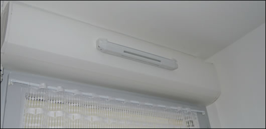 A humidity-sensitive air inlet with acoustic attenuation placed here on a roller shutter, also as part of the monitoring studyA humidity-sensitive air inlet with acoustic attenuation placed here on a roller shutter, also as part of the monitoring study